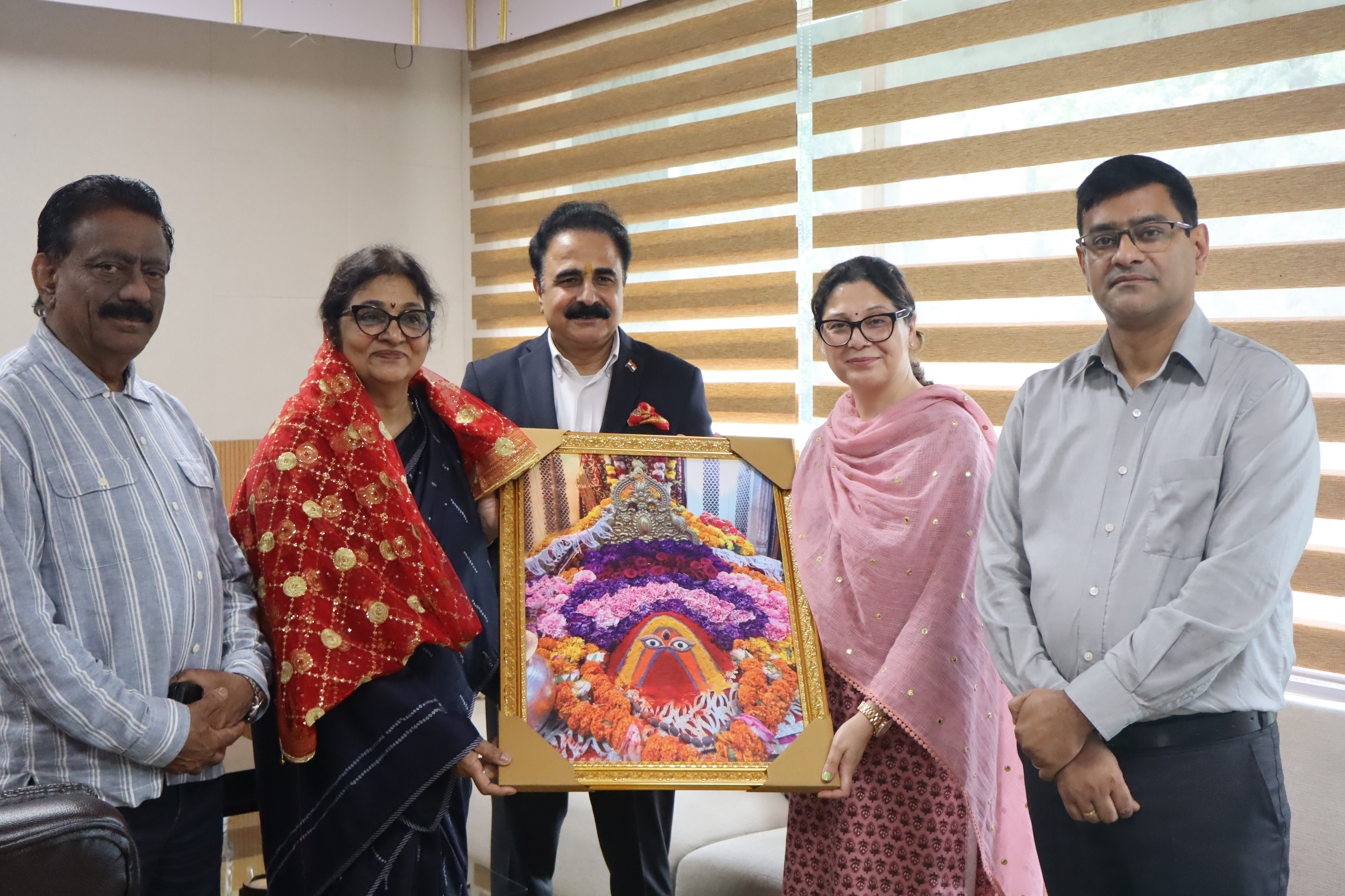 Honouring Smt. Rajni Patil Ji at HPBOSE